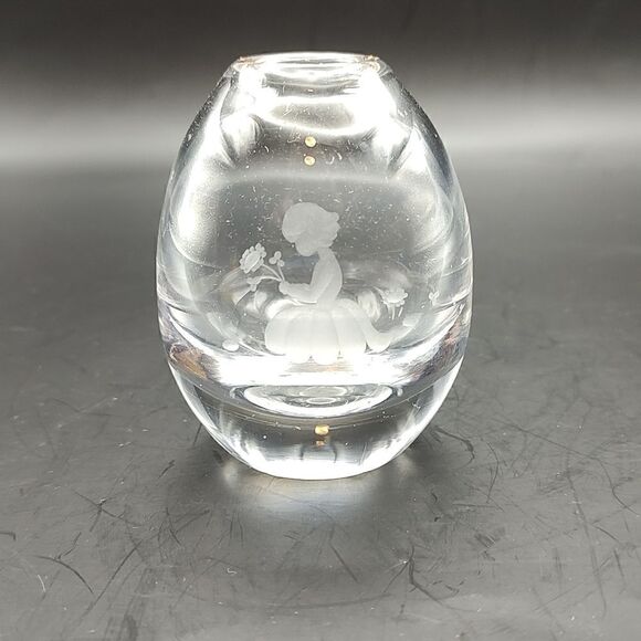 Vintage Maleras for M Swedish Glass Etched Girl in Flower Garden Bud Vase Signed - Picture 1 of 7